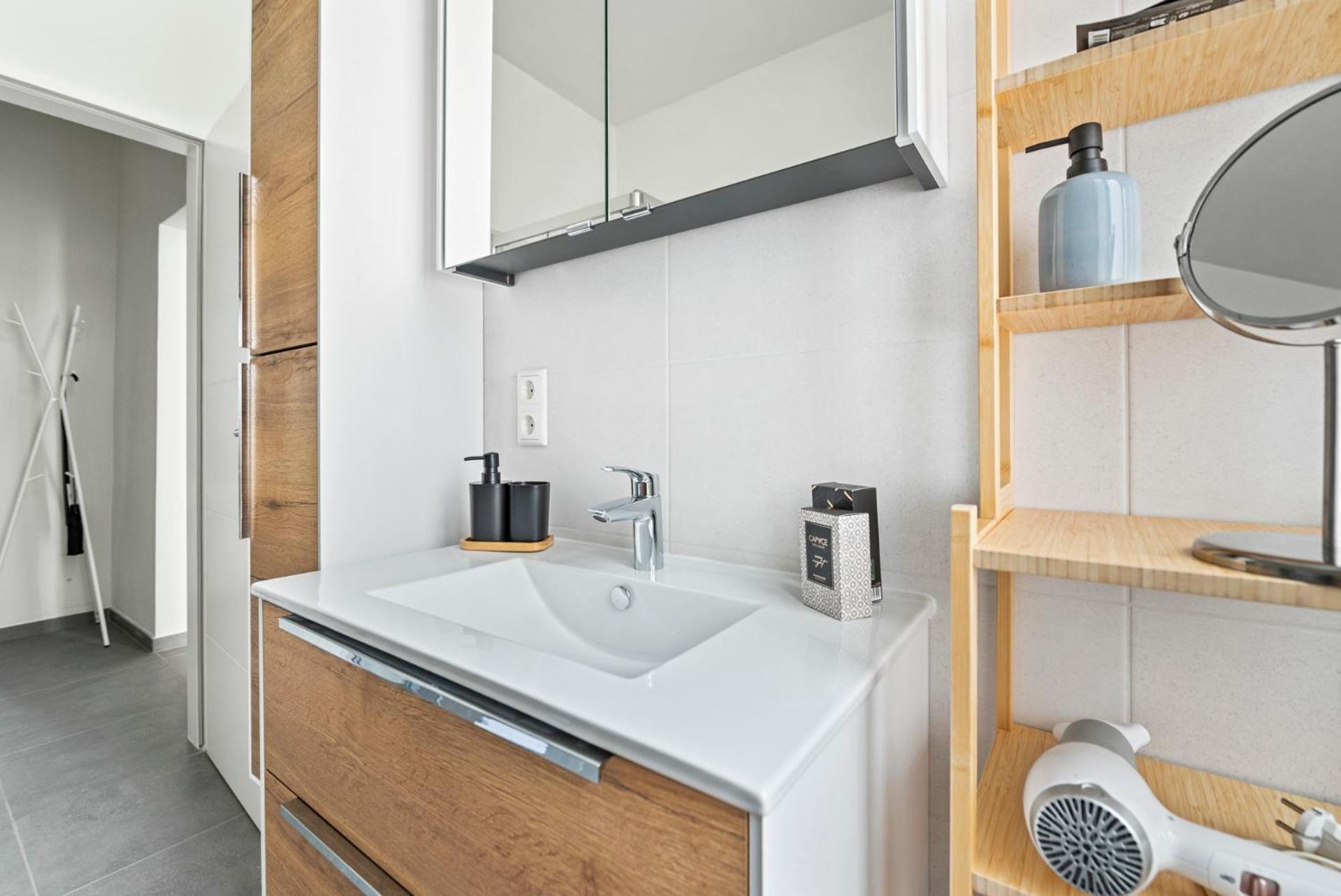 Appartamento Cozy, Generous - 10 Min To City-centre - Contactless 24h Check-in